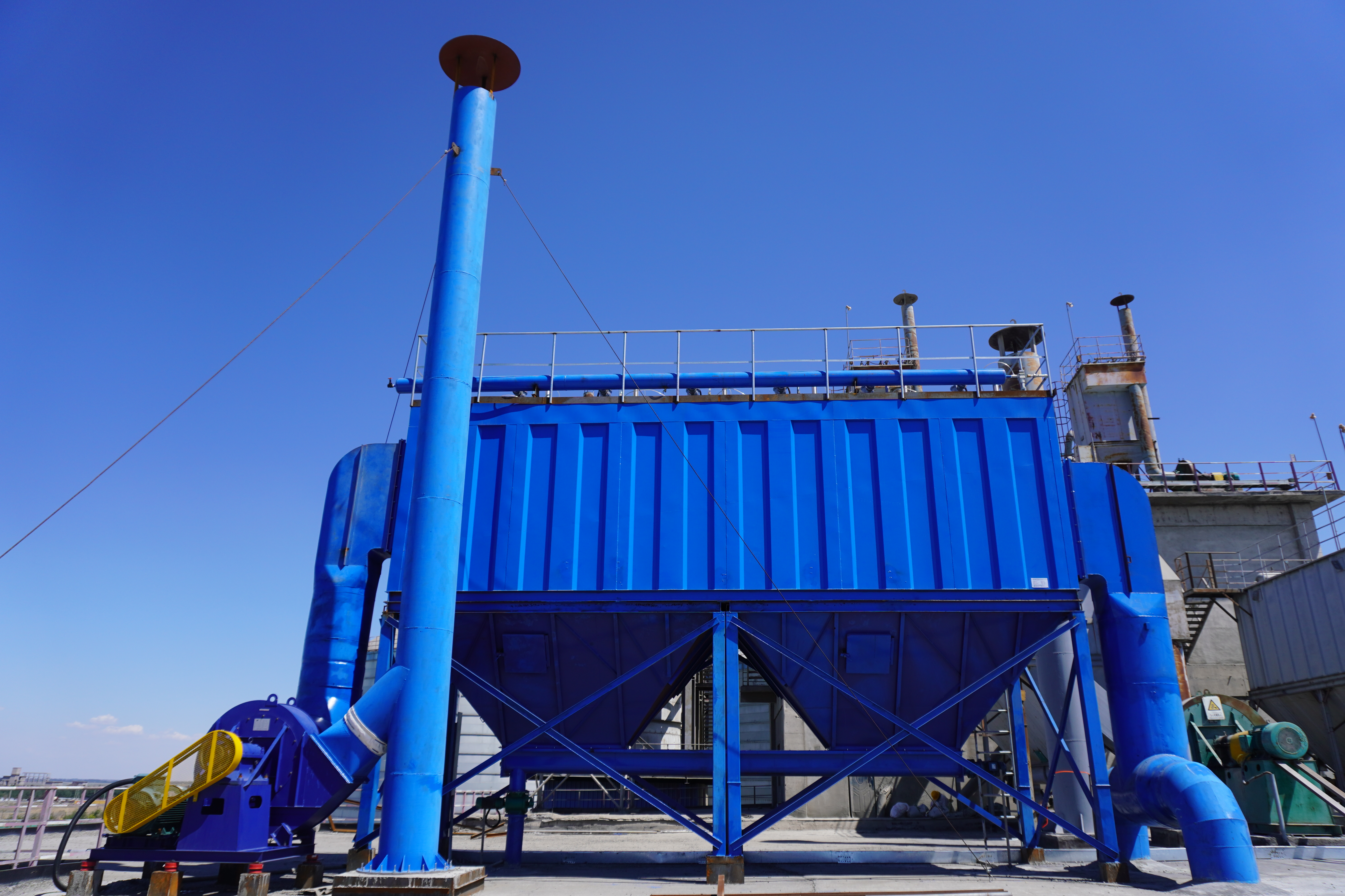 新疆水泥廠袋裝水泥裝車道的除塵器投運 新疆水泥廠袋裝水泥裝車道的除塵器投運